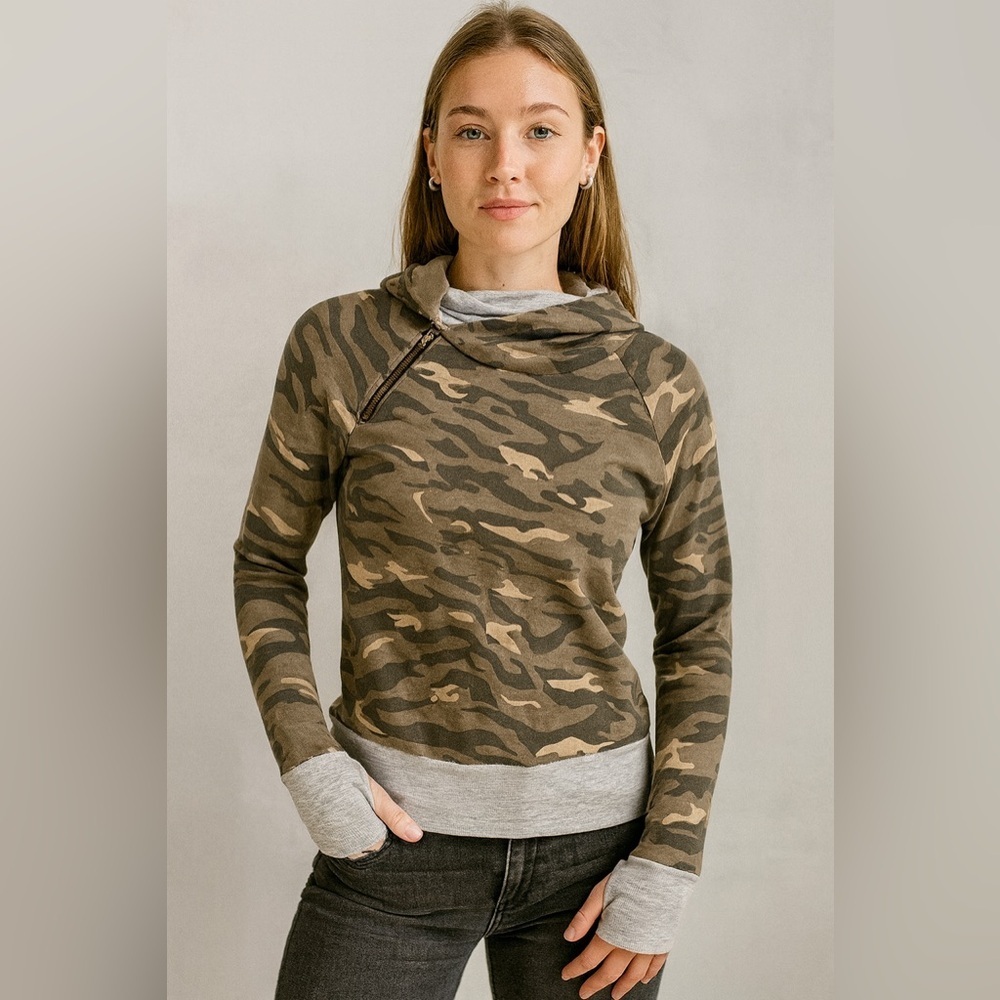 Daisy Mae lightweight Camo hoodie with zipper detailing size small‌‌